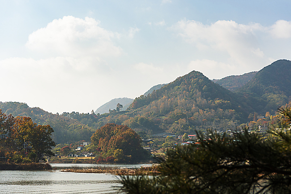 포토 JPG 주간 구름 하늘 나뭇잎 산 사람없음 야외 마을 가을풍경 가을 옥천 대청호 국내포토 자연요소 계절 호수 잎 풍경 충청북도 청주 파일형식 가을_계절