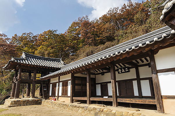 포토 JPG 주간 하늘 한옥 사람없음 야외 가을풍경 가을 서당 옥천 이지당 국내포토 자연요소 한국전통 계절 고건축 풍경 충청북도 파일형식 가을_계절