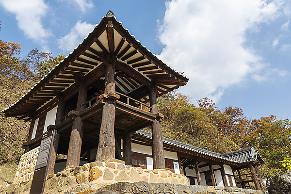 포토 JPG 주간 구름 로우앵글 하늘 한옥 사람없음 야외 가을풍경 가을 서당 옥천 이지당 국내포토 자연요소 한국전통 계절 뷰포인트 고건축 풍경 충청북도 파일형식 가을_계절