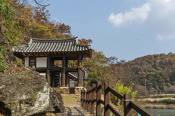 포토 JPG 주간 구름 하늘 한옥 사람없음 야외 가을풍경 가을 서당 나무울타리 옥천 이지당 국내포토 자연요소 한국전통 계절 고건축 풍경 울타리 충청북도 파일형식 가을_계절