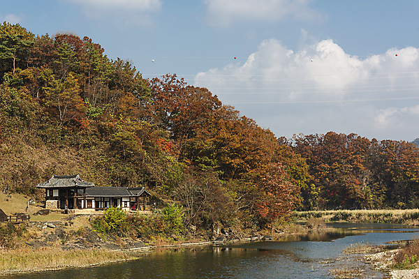 포토 JPG 주간 구름 하늘 한옥 사람없음 야외 강 가을풍경 가을 서당 옥천 이지당 국내포토 자연요소 한국전통 계절 고건축 풍경 충청북도 파일형식 가을_계절