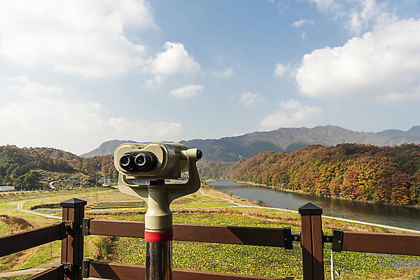 포토 JPG 주간 구름 하늘 산 사람없음 야외 가을풍경 망원경 가을 전망대 나무울타리 옥천 소옥천 국내포토 자연요소 계절 풍경 울타리 강 충청북도 파일형식 가을_계절
