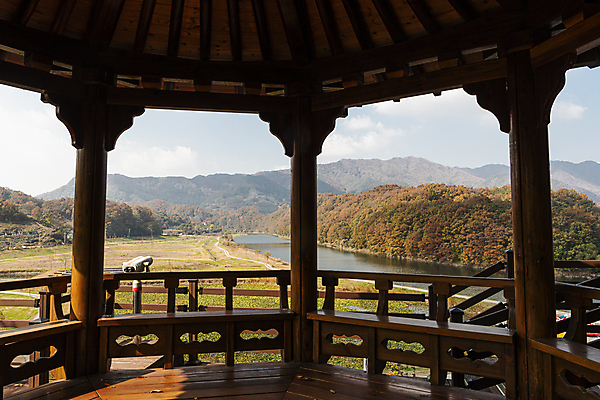 포토 JPG 주간 하늘 산 실내 사람없음 가을풍경 가을 정자 전망대 옥천 소옥천 국내포토 자연요소 건축물 계절 풍경 내부 강 충청북도 파일형식 가을_계절