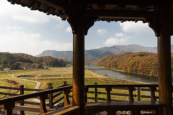 포토 JPG 주간 구름 하늘 산 실내 사람없음 가을풍경 가을 정자 전망대 옥천 소옥천 국내포토 자연요소 건축물 계절 풍경 내부 강 충청북도 파일형식 가을_계절