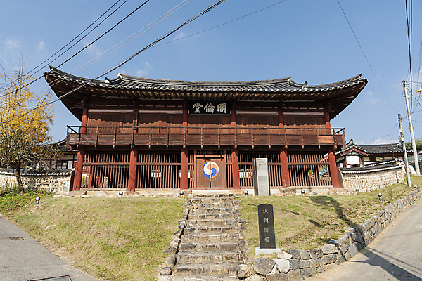 포토 JPG 주간 하늘 한옥 사람없음 야외 가을풍경 전선 가을 돌계단 옥천 향교 옥천향교 국내포토 자연요소 한국전통 계절 고건축 풍경 계단 돌_바위 충청북도 교육기관 파일형식 가을_계절