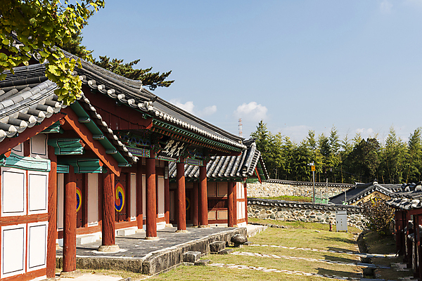 포토 JPG 주간 구름 하늘 한옥 사람없음 야외 가을풍경 가을 옥천 향교 옥천향교 국내포토 자연요소 한국전통 계절 고건축 풍경 충청북도 교육기관 파일형식 가을_계절