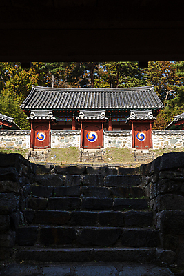 포토 JPG 주간 한옥 사람없음 야외 가을풍경 어둠 가을 돌계단 옥천 정문 향교 옥천향교 국내포토 자연요소 한국전통 계절 고건축 풍경 문 계단 돌_바위 충청북도 교육기관 파일형식 가을_계절