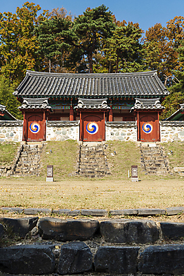 포토 JPG 주간 나무 한옥 사람없음 야외 가을풍경 가을 돌계단 옥천 정문 향교 옥천향교 국내포토 자연요소 식물 한국전통 계절 고건축 풍경 문 계단 돌_바위 충청북도 교육기관 파일형식 가을_계절