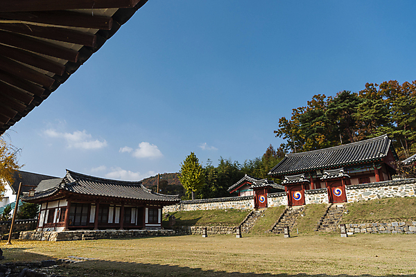 포토 JPG 주간 하늘 한옥 사람없음 야외 가을풍경 가을 옥천 정문 향교 옥천향교 국내포토 자연요소 한국전통 계절 고건축 풍경 문 충청북도 교육기관 파일형식 가을_계절
