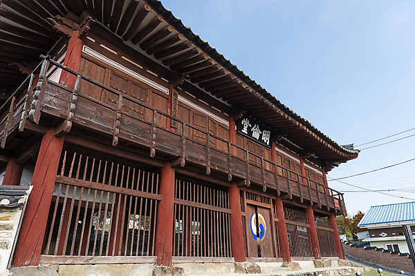 포토 JPG 주간 하늘 한옥 사람없음 야외 가을풍경 가을 옥천 향교 옥천향교 국내포토 자연요소 한국전통 계절 고건축 풍경 충청북도 교육기관 파일형식 가을_계절