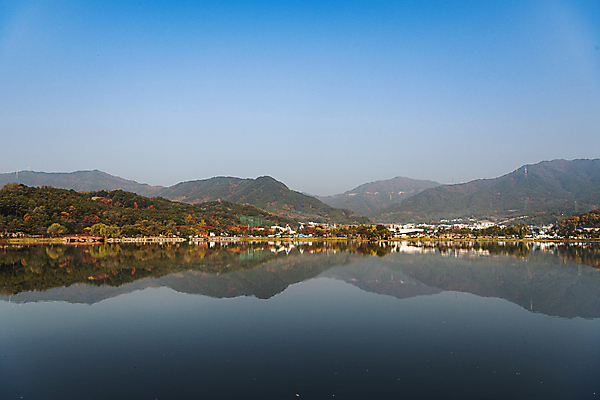 포토 JPG 주간 호수 하늘 사람없음 야외 반사 가을풍경 맑음 가을 의림지 제천 국내포토 자연요소 계절 날씨 풍경 저수지 충청북도 파일형식 제천10경 가을_계절