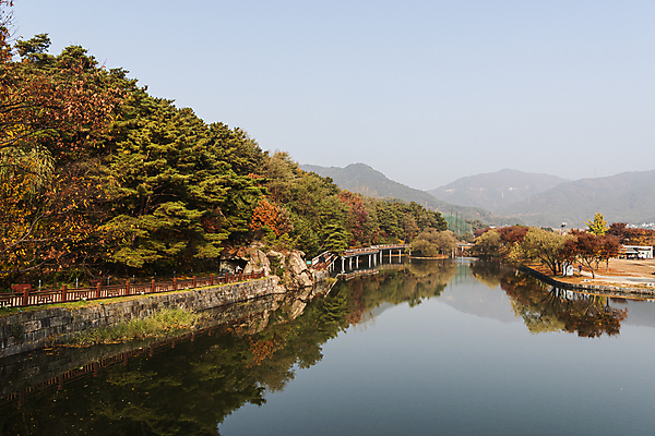 포토 JPG 주간 호수 하늘 사람없음 야외 반사 가을풍경 가을 의림지 제천 국내포토 자연요소 계절 풍경 저수지 충청북도 파일형식 제천10경 가을_계절
