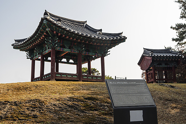 포토 JPG 주간 하늘 사람없음 야외 가을풍경 가을 정자 명승지 원호유허비및관란정 제천10경 팔작지붕 국내포토 자연요소 건축물 계절 한국건축 지붕 풍경 문화재 사당 제천 파일형식 가을_계절