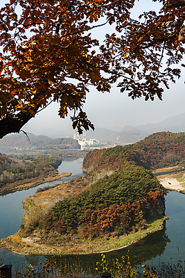 포토 JPG 주간 단풍 하늘 산 사람없음 야외 가을풍경 가을 영월 영월10경 한반도지형 서강 국내포토 자연요소 계절 잎 풍경 강 강원도 명승지 파일형식 가을_계절