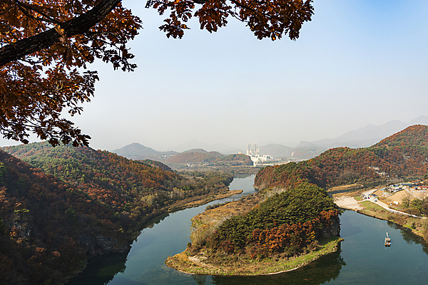 포토 JPG 주간 단풍 하늘 산 사람없음 야외 가을풍경 가을 영월 전경 영월10경 한반도지형 서강 국내포토 자연요소 계절 잎 풍경 강 강원도 명승지 파일형식 탑뷰 가을_계절