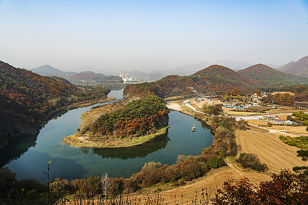 포토 JPG 주간 하늘 산 사람없음 야외 가을풍경 가을 영월 전경 영월10경 한반도지형 선암마을 서강 국내포토 자연요소 계절 풍경 강 강원도 명승지 파일형식 탑뷰 가을_계절