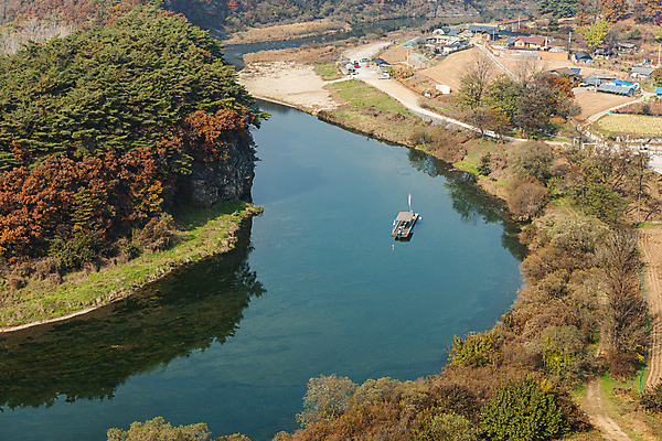 포토 JPG 주간 사람없음 야외 반사 가을풍경 가을 영월 선박 전경 영월10경 한반도지형 선암마을 서강 국내포토 자연요소 계절 수상교통 풍경 강 강원도 명승지 파일형식 탑뷰 가을_계절