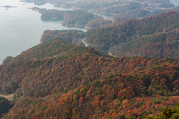 포토 JPG 주간 자연 산 사람없음 야외 가을풍경 가을 제천 충주호 전경 국내포토 자연요소 계절 호수 풍경 생태계 충청북도 충주 파일형식 탑뷰 가을_계절