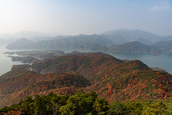 포토 JPG 주간 자연 하늘 산 사람없음 야외 가을풍경 가을 제천 충주호 전경 국내포토 자연요소 계절 호수 풍경 생태계 충청북도 충주 파일형식 탑뷰 가을_계절