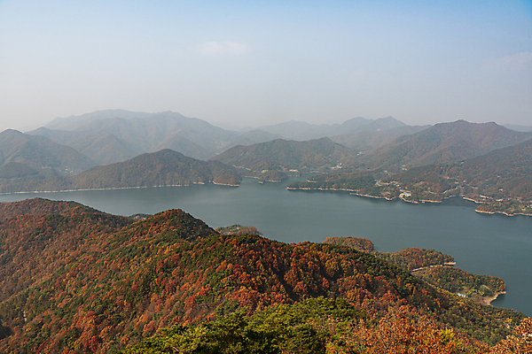포토 JPG 주간 하늘 산 사람없음 야외 가을풍경 가을 제천 충주호 전경 국내포토 자연요소 계절 호수 풍경 충청북도 충주 파일형식 탑뷰 가을_계절