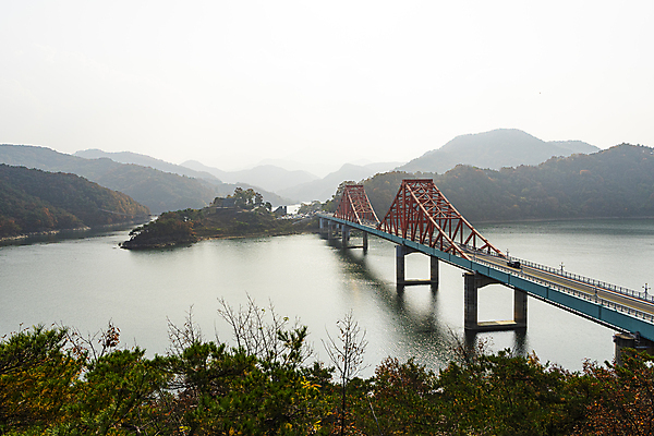 포토 JPG 주간 하늘 사람없음 야외 가을풍경 가을 옥순대교 제천 충주호 국내포토 자연요소 계절 호수 풍경 다리_건축물 충청북도 충주 파일형식 가을_계절