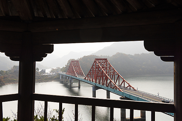 포토 JPG 주간 실내 사람없음 가을풍경 어둠 가을 정자 옥순대교 제천 충주호 국내포토 자연요소 건축물 계절 호수 풍경 내부 다리_건축물 충청북도 충주 파일형식 가을_계절