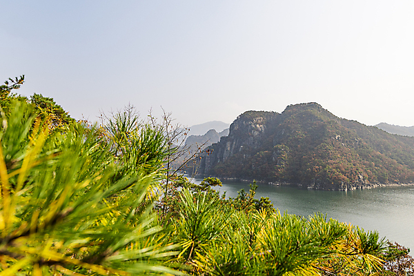 포토 JPG 주간 하늘 나뭇잎 산 사람없음 야외 가을풍경 가을 소프트포커스 옥순봉 제천 충주호 국내포토 자연요소 계절 호수 잎 촬영기법 풍경 봉우리 충청북도 명승지 충주 파일형식 가을_계절