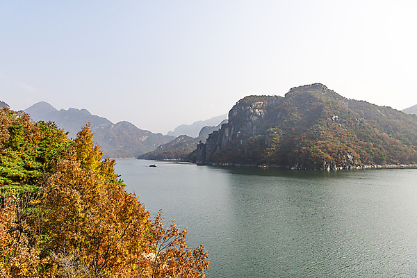포토 JPG 주간 하늘 단풍나무 산 사람없음 야외 가을풍경 가을 옥순봉 제천 충주호 국내포토 자연요소 나무 계절 호수 단풍 풍경 봉우리 충청북도 명승지 충주 파일형식 가을_계절