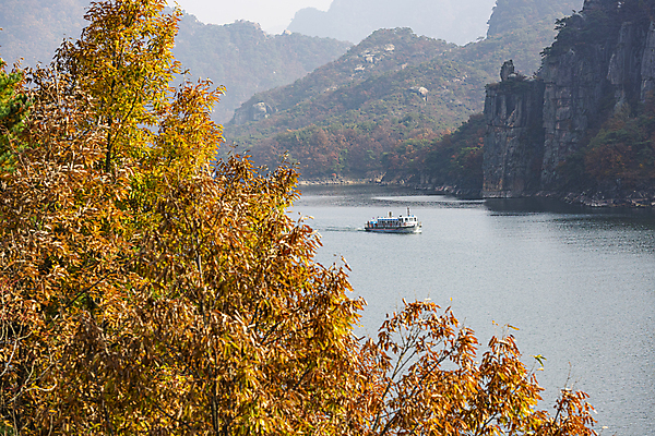 포토 JPG 주간 단풍나무 사람없음 야외 가을풍경 절벽 가을 유람선 제천 충주호 선박 국내포토 자연요소 나무 계절 호수 단풍 수상교통 배_교통 풍경 충청북도 충주 파일형식 가을_계절