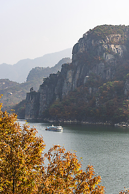 포토 JPG 주간 하늘 단풍나무 사람없음 야외 가을풍경 절벽 가을 유람선 옥순봉 제천 충주호 선박 국내포토 자연요소 나무 계절 호수 단풍 수상교통 배_교통 풍경 봉우리 충청북도 명승지 충주 파일형식 가을_계절