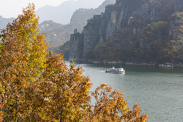 포토 JPG 주간 단풍나무 사람없음 야외 가을풍경 절벽 가을 유람선 옥순봉 제천 충주호 선박 국내포토 자연요소 나무 계절 호수 단풍 수상교통 배_교통 풍경 봉우리 충청북도 명승지 충주 파일형식 가을_계절