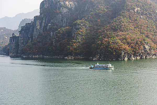 포토 JPG 주간 사람없음 야외 가을풍경 절벽 가을 유람선 옥순봉 제천 충주호 선박 국내포토 자연요소 계절 호수 수상교통 배_교통 풍경 봉우리 충청북도 명승지 충주 파일형식 가을_계절