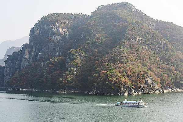 포토 JPG 주간 사람없음 야외 가을풍경 절벽 가을 유람선 옥순봉 제천 충주호 선박 국내포토 자연요소 계절 호수 수상교통 배_교통 풍경 봉우리 충청북도 명승지 충주 파일형식 가을_계절