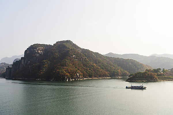 포토 JPG 주간 하늘 사람없음 야외 가을풍경 가을 유람선 옥순봉 제천 충주호 선박 전경 국내포토 자연요소 계절 호수 수상교통 배_교통 풍경 봉우리 충청북도 명승지 충주 파일형식 탑뷰 가을_계절