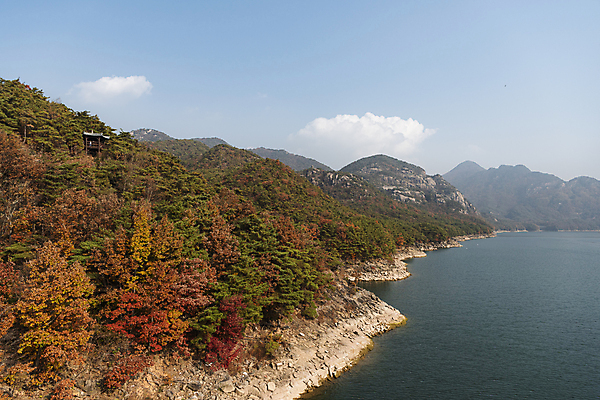포토 JPG 주간 구름 하늘 산 사람없음 야외 가을풍경 가을 제천 충주호 국내포토 자연요소 계절 호수 풍경 충청북도 충주 파일형식 가을_계절