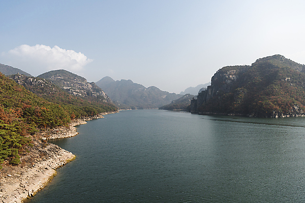 포토 JPG 주간 구름 자연 하늘 산 사람없음 야외 가을풍경 가을 옥순봉 제천 충주호 국내포토 자연요소 계절 호수 풍경 생태계 봉우리 충청북도 명승지 충주 파일형식 가을_계절