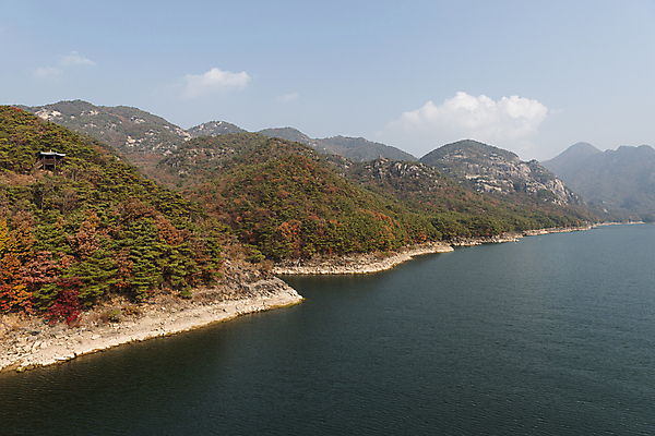 포토 JPG 주간 구름 자연 하늘 산 사람없음 야외 가을풍경 가을 제천 충주호 국내포토 자연요소 계절 호수 풍경 생태계 충청북도 충주 파일형식 가을_계절