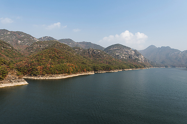 포토 JPG 주간 구름 자연 하늘 산 사람없음 야외 가을풍경 가을 제천 충주호 국내포토 자연요소 계절 호수 풍경 생태계 충청북도 충주 파일형식 가을_계절