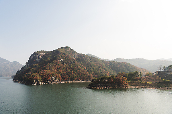 포토 JPG 주간 자연 하늘 산 사람없음 야외 가을풍경 가을 옥순봉 제천 충주호 국내포토 자연요소 계절 호수 풍경 생태계 봉우리 충청북도 명승지 충주 파일형식 가을_계절