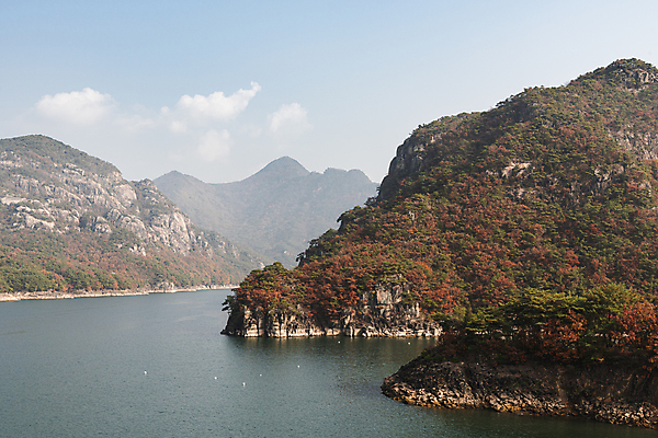 포토 JPG 주간 구름 자연 하늘 산 사람없음 야외 가을풍경 가을 옥순봉 제천 충주호 국내포토 자연요소 계절 호수 풍경 생태계 봉우리 충청북도 명승지 충주 파일형식 가을_계절