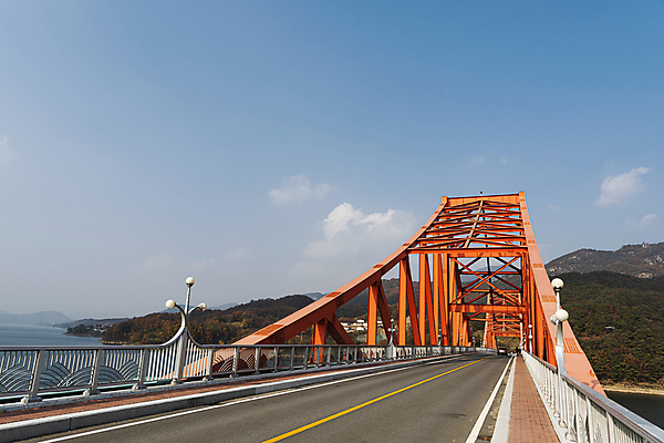 포토 JPG 주간 구름 하늘 사람없음 야외 가을풍경 맑음 가을 옥순대교 제천 국내포토 자연요소 계절 날씨 풍경 다리_건축물 충청북도 파일형식 가을_계절