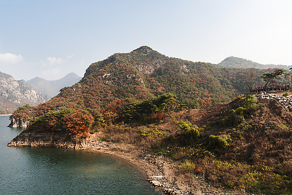 포토 JPG 주간 자연 하늘 산 사람없음 야외 가을풍경 가을 옥순봉 제천 충주호 국내포토 자연요소 계절 호수 풍경 생태계 봉우리 충청북도 명승지 충주 파일형식 가을_계절