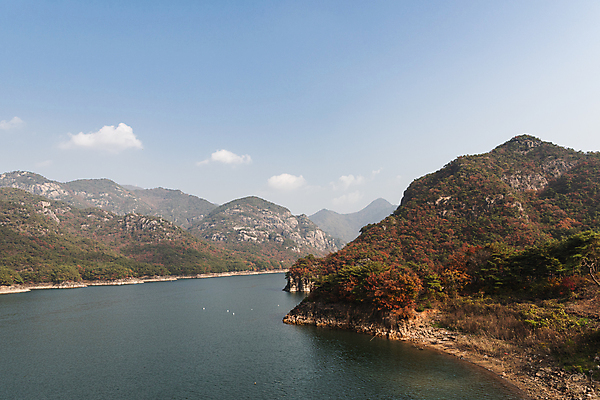 포토 JPG 주간 구름 자연 하늘 산 사람없음 야외 가을풍경 가을 옥순봉 제천 충주호 국내포토 자연요소 계절 호수 풍경 생태계 봉우리 충청북도 명승지 충주 파일형식 가을_계절