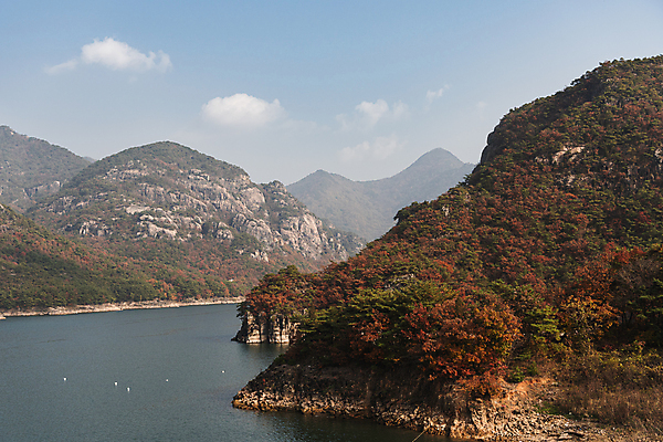 포토 JPG 주간 구름 자연 하늘 산 사람없음 야외 가을풍경 가을 옥순봉 제천 충주호 국내포토 자연요소 계절 호수 풍경 생태계 봉우리 충청북도 명승지 충주 파일형식 가을_계절
