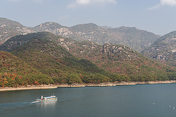 포토 JPG 주간 구름 하늘 산 사람없음 야외 가을풍경 가을 유람선 제천 충주호 선박 국내포토 자연요소 계절 호수 수상교통 배_교통 풍경 충청북도 충주 파일형식 가을_계절