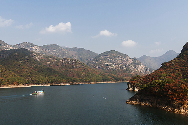 포토 JPG 주간 구름 하늘 산 사람없음 야외 가을풍경 가을 유람선 제천 충주호 선박 국내포토 자연요소 계절 호수 수상교통 배_교통 풍경 충청북도 충주 파일형식 가을_계절