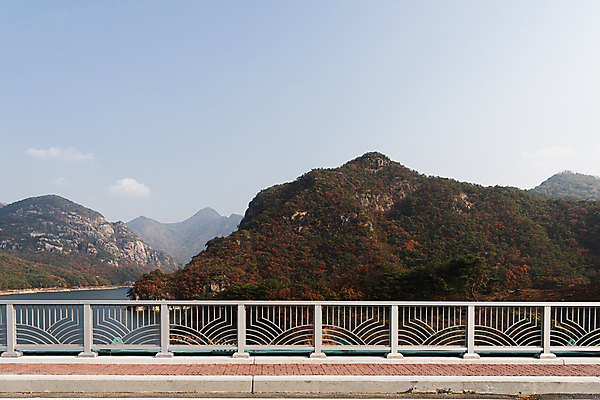 포토 JPG 주간 구름 난간 하늘 산 사람없음 야외 가을풍경 가을 옥순대교 옥순봉 제천 충주호 국내포토 자연요소 계절 호수 풍경 다리_건축물 봉우리 충청북도 명승지 충주 파일형식 가을_계절