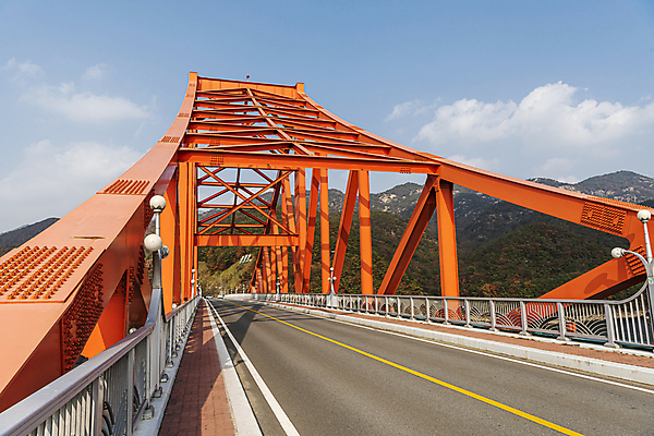 포토 JPG 주간 구름 하늘 산 사람없음 야외 가을풍경 가을 옥순대교 제천 국내포토 자연요소 계절 풍경 다리_건축물 충청북도 파일형식 가을_계절