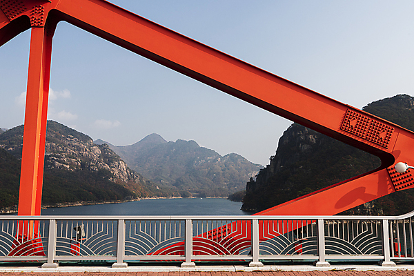 포토 JPG 주간 난간 하늘 산 사람없음 야외 가을풍경 맑음 가을 옥순대교 제천 충주호 국내포토 자연요소 계절 호수 날씨 풍경 다리_건축물 충청북도 충주 파일형식 가을_계절