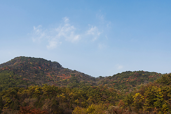 포토 JPG 주간 구름 자연 하늘 산 사람없음 야외 가을풍경 맑음 가을 제천 국내포토 자연요소 계절 날씨 풍경 생태계 충청북도 파일형식 가을_계절